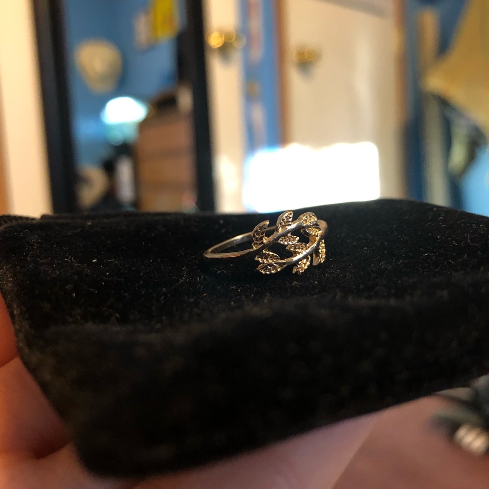 A leaf ring